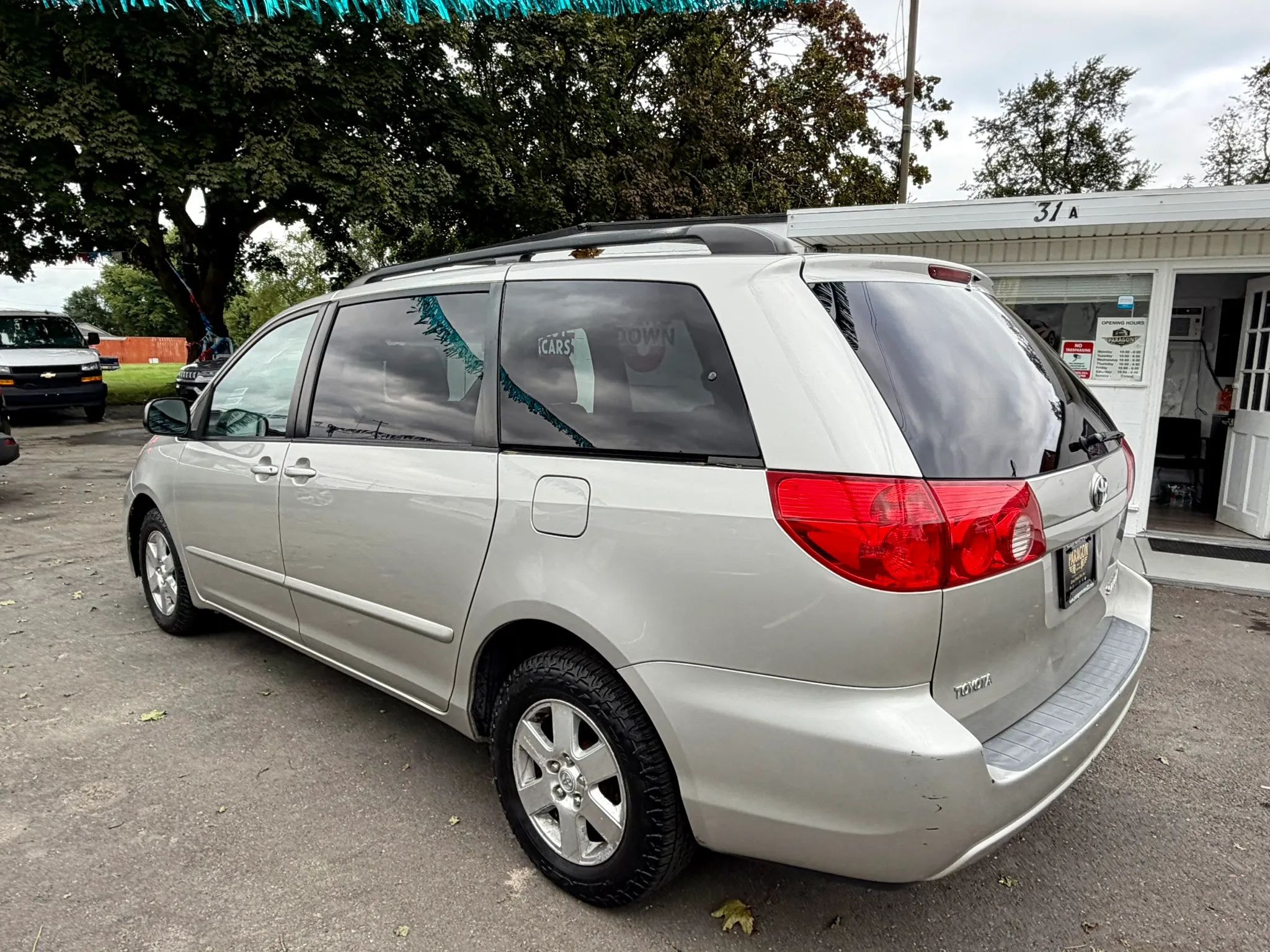 2009 Toyota Sienna LE photo 2