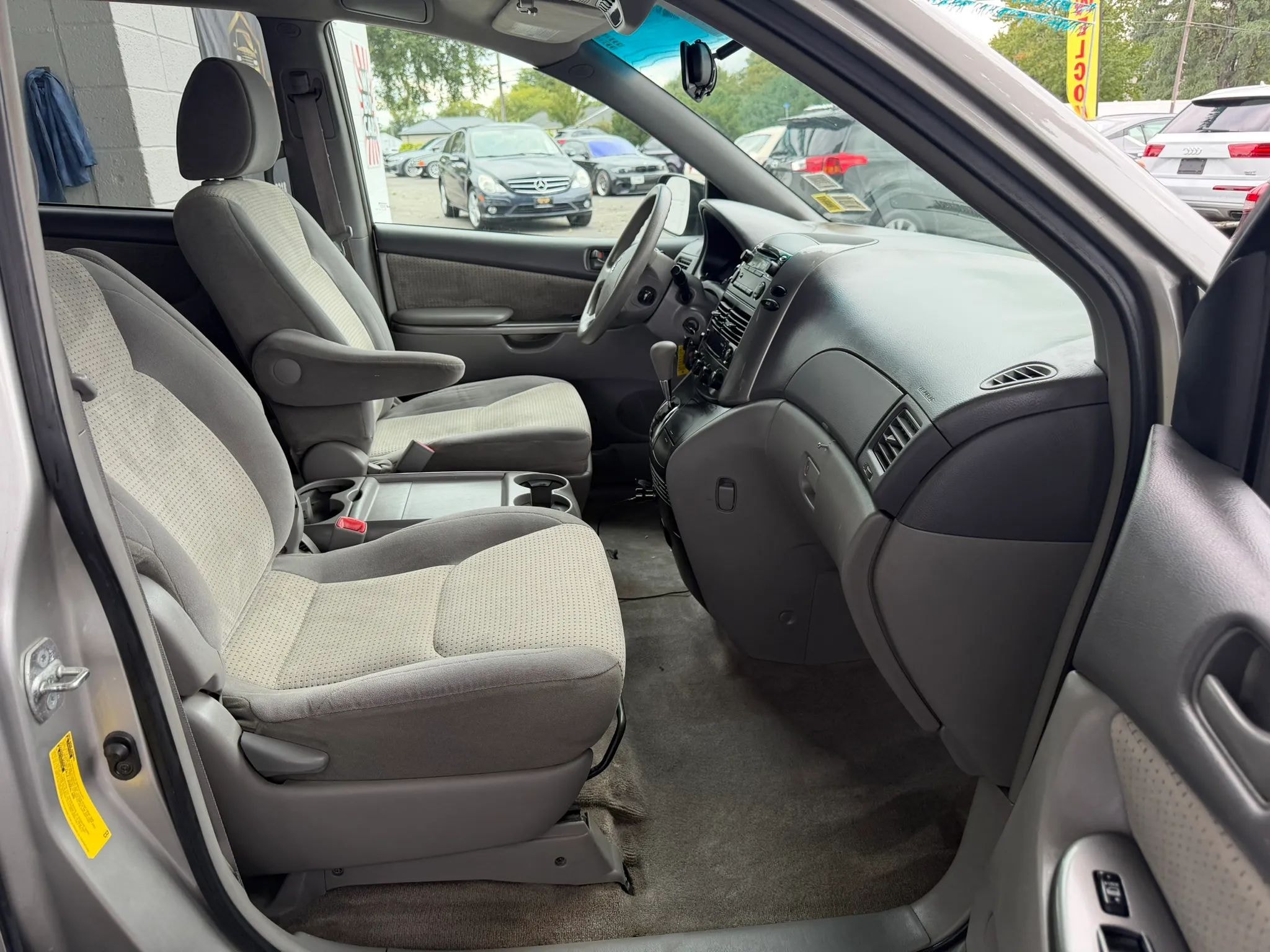 2009 Toyota Sienna LE photo 14