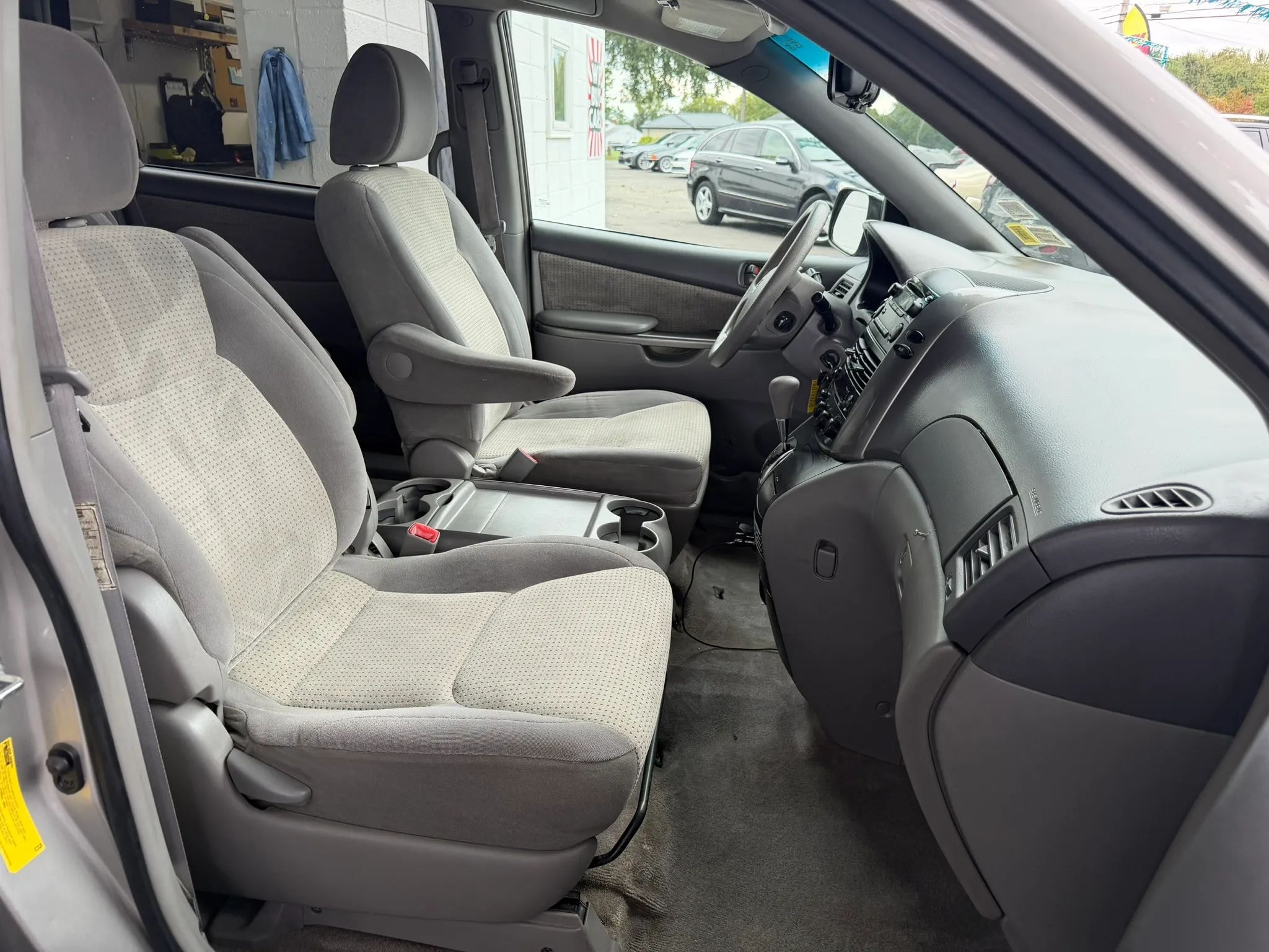 2009 Toyota Sienna LE photo 15