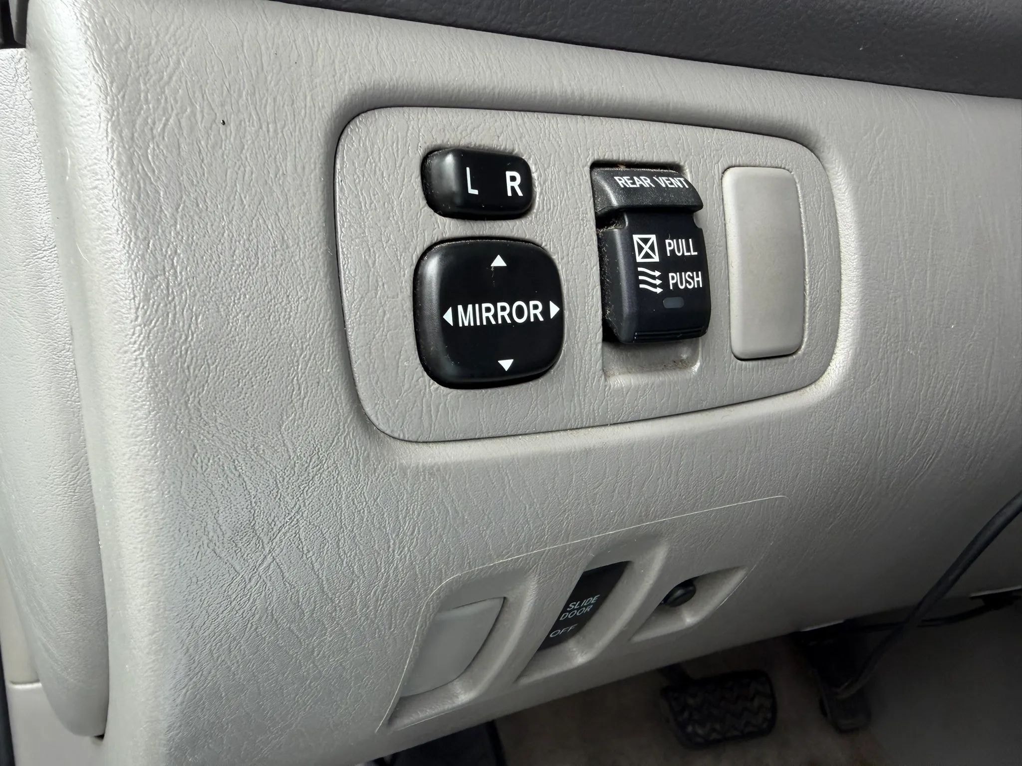 2009 Toyota Sienna LE photo 24