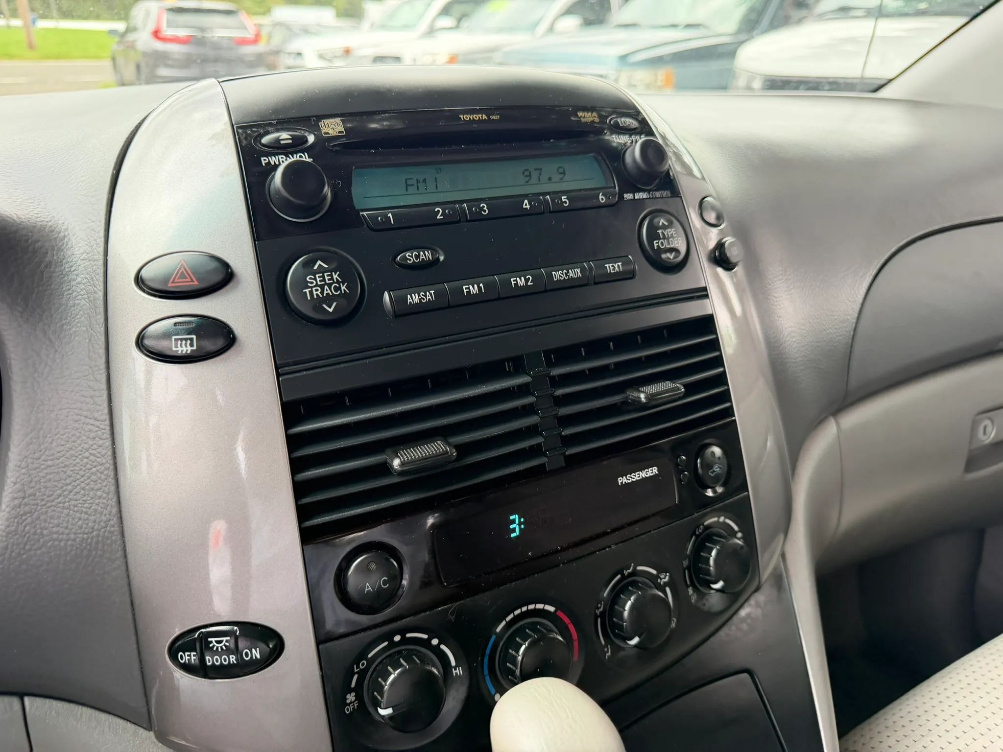 2009 Toyota Sienna LE photo 26