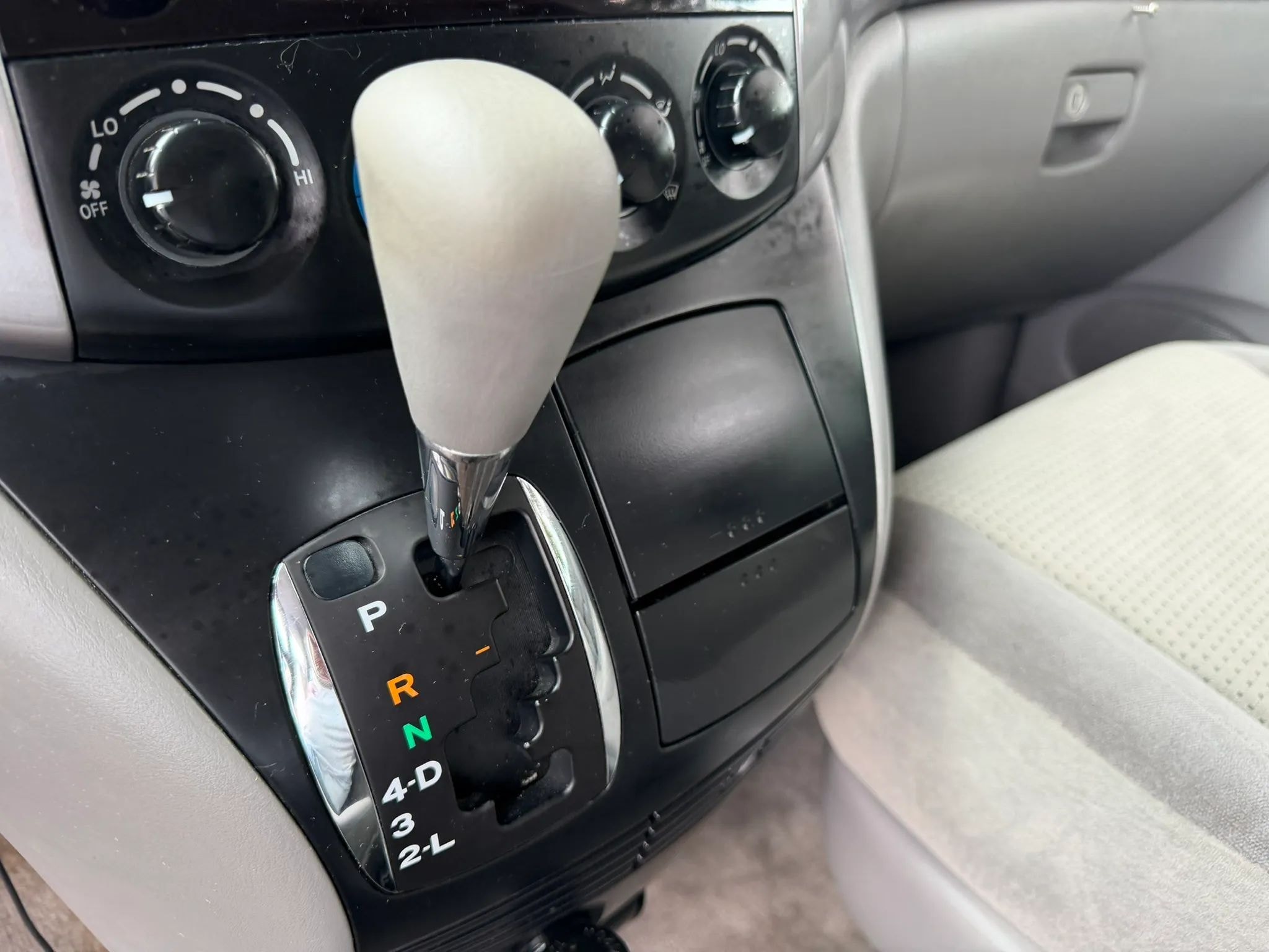 2009 Toyota Sienna LE photo 27