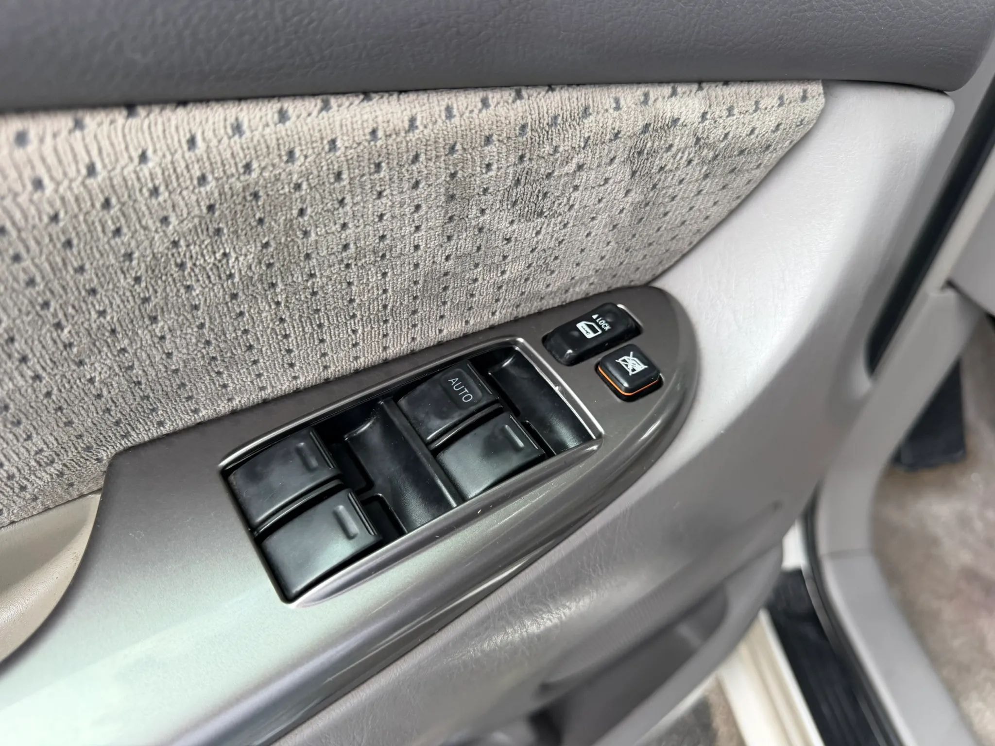 2009 Toyota Sienna LE photo 29